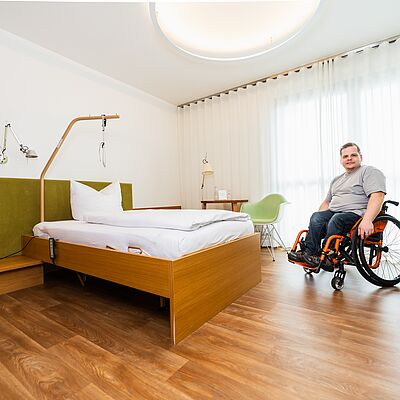 Rollstuhlfahrer im großen, geräumigen Hotelzimmer