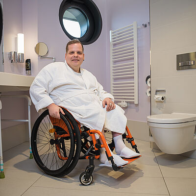 Rollstuhlfahrer im Badezimmer